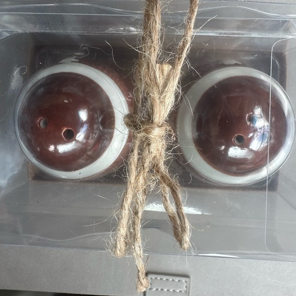 Football Cute Salt And Pepper Shakers Collectibles Decor Halftime Collection - Picture 3 of 3